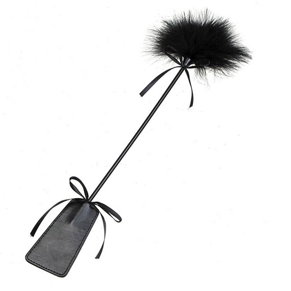 Látigo Pluma — Sofisticación, Plumas Negras & BDSM con Elegancia